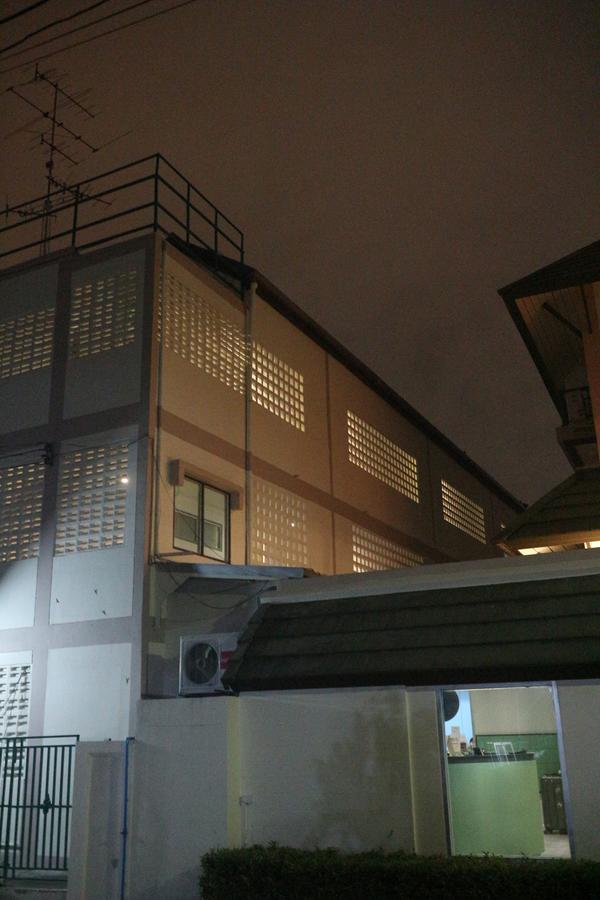 L42 Hostel Suvarnabhumi Airport Банкок Екстериор снимка