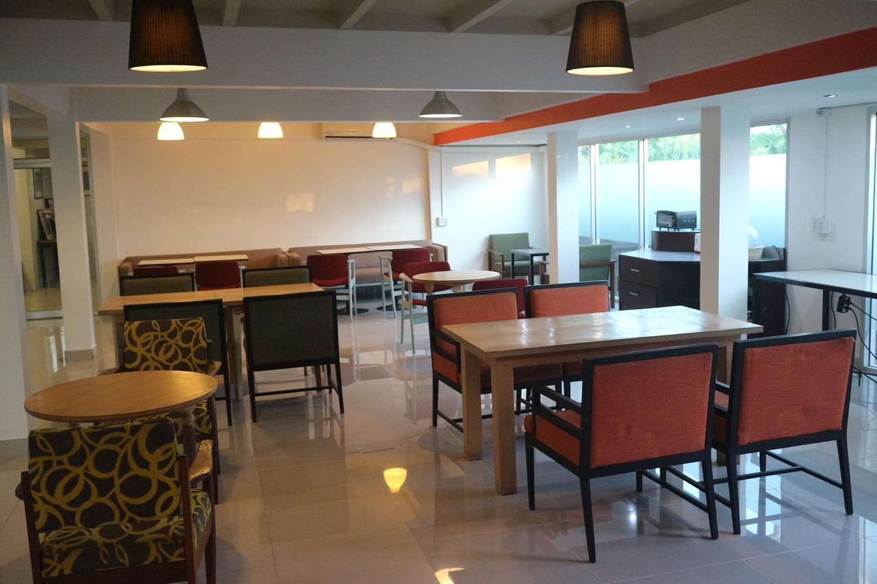 L42 Hostel Suvarnabhumi Airport Банкок Екстериор снимка