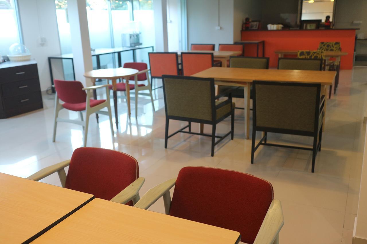 L42 Hostel Suvarnabhumi Airport Банкок Екстериор снимка